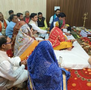  खाघ मंत्री श्री  बघेल ने पूजा अर्चना कर अपने शासकीय कार्यालय में  प्रवेश किया