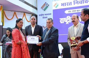  लोकतंत्र की सफलता में मतदाताओं की भूमिका अहम - न्यायमूर्ति टी पी शर्मा