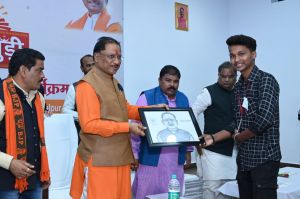 मुख्यमंत्री श्री साय की आत्मीयता ने मोह लिया युवाओं का मन, विद्यार्थियों से चर्चा कार्यक्रम में खुलकर पूछे प्रश्न