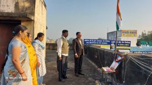जिला जनसंपर्क कार्यालय दुर्ग में ध्वजारोहण