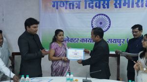 उत्कृष्ट कार्य करने वाले अधिकारी-कर्मचारी को कलेक्टर ने किया सम्मानित