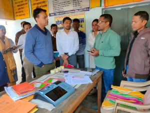 कलेक्टर ने ग्राम भरदा लो में राशन कार्ड का नवीनीकरण एवं प्रधानमंत्री आवास योजना के कार्याें का लिया जायजा