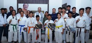  शिक्षा मंत्री  बृजमोहन अग्रवाल से राज्य स्तरीय कराटे के विजेता खिलाड़ियों ने की मुलाकात