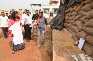 कलेक्टर ने धान उर्पाजन केन्द्रों का किया निरीक्षण कलेक्टर ने धान उर्पाजन केन्द्रों का किया निरीक्षण