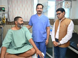 घायल जवानों से मिले राजस्व मंत्री टंकराम वर्मा घायल जवानों से मिले राजस्व मंत्री टंकराम वर्मा