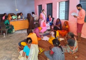 *घर-घर सर्वे करके महतारी वंदन योजना का भरवाया जा रहा फॉर्म* *घर-घर सर्वे करके महतारी वंदन योजना का भरवाया जा रहा फॉर्म*