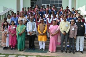  इसरो और मद्रास आईआईटी के अध्ययन भ्रमण से लौटे जशपुर के मेघावी विद्यार्थियों ने देखी विधानसभा की कार्यवाही