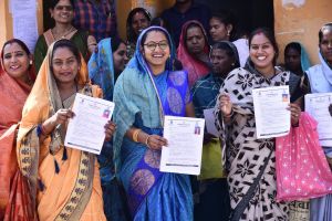  महतारी वंदन योजनाः खुशी से महिलाओं के दमके चेहरे 