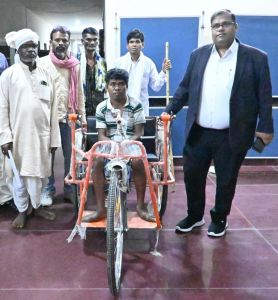  कलीराम को मिली नयी ट्रायसाइकिल 