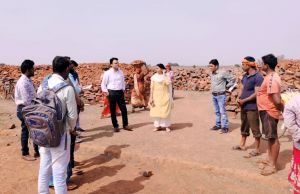 कलेक्टर ने ग्राम बैहाकुआँ में मनरेगा से बन रहे तालाब निर्माण कार्य का लिया जायजा