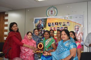 स्वयं सेवी संगठन एवं स्व सहायता समूह की दीदियों को मिला सम्मान