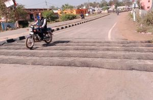 अभनपुर में जगदलपुर एवं राजिम मार्ग पर बना स्पीड ब्रेकर