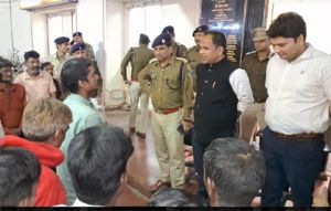 कलेक्टर-एसपी ने ली गुंडो-बदमाशों की क्लास, सुधर जाने की दी हिदायत कलेक्टर-एसपी ने ली गुंडो-बदमाशों की क्लास, सुधर जाने की दी हिदायत