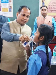 राष्ट्रीय कृमि मुक्ति दिवस के अवसर पर कलेक्टर ने बच्चों को कृमि की दवा खिलाई राष्ट्रीय कृमि मुक्ति दिवस के अवसर पर कलेक्टर ने बच्चों को कृमि की दवा खिलाई