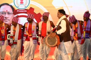 जब मुख्यमंत्री ने मांदर की थाप में किया कर्मा नृत्य जब मुख्यमंत्री ने मांदर की थाप में किया कर्मा नृत्य