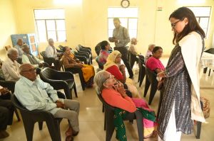 कलेक्टर सुश्री चौधरी वृद्धाश्रम पहुंचकर वृद्धजनों से की भेंट