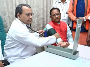  मुख्यमंत्री ने हेल्थ कैंप में अपना बीपी शुगर जांच कर स्वास्थ्य जागरूकता का दिया संदेश