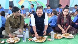  न्योता भोज का शुभारंभ रायपुर से, कलेक्टर ने अपने हाथों से बच्चों को भोजन परोस मनाया अपना जन्मदिन