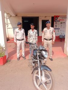 चोरी के मोटरसाइकिल सहित आरोपी गिरफ्तार 