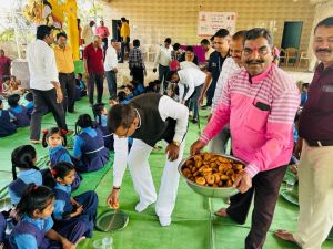  ग्रामीण विधायक मोतीलाल साहू ने टेमरी के विद्यालय के बच्चों को दिया न्योता भोज