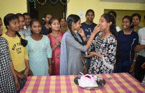86 छात्रावासों में न्योता भोज का किया गया आयोजन