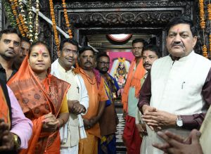 खाद्य मंत्री श्री बघेल, महिला एवं बाल विकास मंत्री श्रीमती राजवाड़े ने भगवान श्री राजीव लोचन मंदिर की पूजा अर्चना की खाद्य मंत्री श्री बघेल, महिला एवं बाल विकास मंत्री श्रीमती राजवाड़े ने भगवान श्री राजीव लोचन मंदिर की पूजा अर्चना की