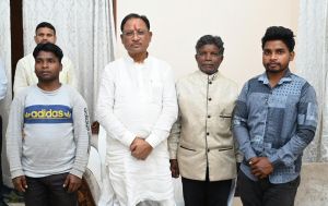 जाने का किराया रखे हो ?- मुख्यमंत्री ने पहुना पहुंचे कोरवा आदिवासियों से बड़ी आत्मीयता से पूछा, फिर अपनी जेब से निकाल कर दिया यात्रा खर्च जाने का किराया रखे हो ?- मुख्यमंत्री ने पहुना पहुंचे कोरवा आदिवासियों से बड़ी आत्मीयता से पूछा, फिर अपनी जेब से निकाल कर दिया यात्रा खर्च