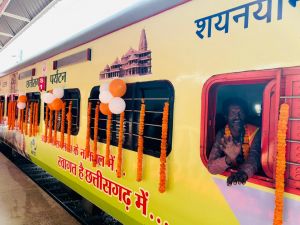 यात्रियों ने कहा, अयोध्या धाम के दर्शन करना बहुत सौभाग्य की बात यात्रियों ने कहा, अयोध्या धाम के दर्शन करना बहुत सौभाग्य की बात