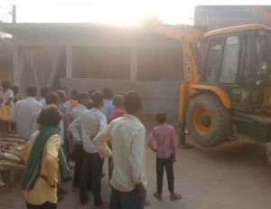 ग्रामीणों को चुनौती देते हुए किये गये अवैध कब्जों को अंतत: पंचायत ने ढहाया ग्रामीणों को चुनौती देते हुए किये गये अवैध कब्जों को अंतत: पंचायत ने ढहाया