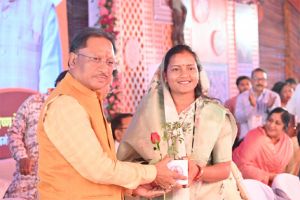 मुख्यमंत्री का महिला एवं बाल विकास मंत्री श्रीमती लक्ष्मी राजवाड़े ने तुलसी का पौधा भेंटकर कार्यक्रम स्थल पर किया स्वागत