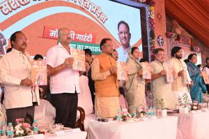 मुख्यमंत्री ने जनसंपर्क विभाग द्वारा तैयार कॉफी टेबल पिक्टोरियल बुक 'मय महतारी हंव' का विमोचन किया