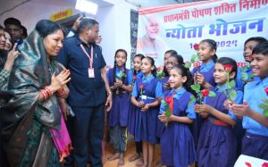 न्योता भोज में मुख्यमंत्री की धर्मपत्नी ने जीता बच्चों का दिल 