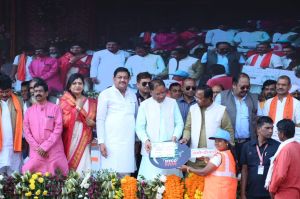  मुख्यमंत्री श्री साय ने ड्रोन दीदी चित्ररेखा को सौंपी ड्रोन की चाबी 