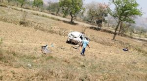   तेज रफ्तार कार अनियंत्रित होकर खेत में पलटी, 2 लोगों की मौत, 2 घायल
