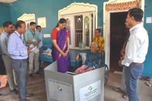 *मुख्य निर्वाचन पदाधिकारी ने दंतेवाड़ा में होम वोटिंग की प्रक्रिया का किया निरीक्षण