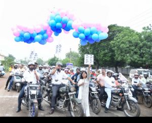 कलेक्टर डाॅ. गौरव सिंह के मार्गदर्शन में धरसींवा में मतदाता जागरूकता की विशाल बाइक रैली