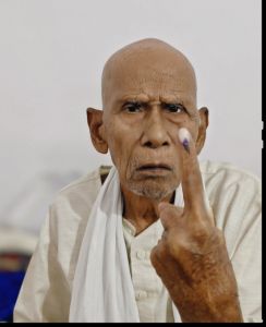 वृद्धावस्था एवं शारीरिक असमर्थता के बावजूद भी अपने मताधिकार का प्रयोग करने से प्रसन्नचित हुआ बुजुर्ग भैय्या राम 