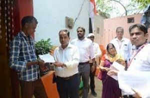 कलेक्टर डॉ. गौरव कुमार पहुंचे मतदाताओं के घर, दिया मतदाता पर्ची