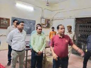 कलेक्टर डॉ. गौरव सिंह ने रायपुर दक्षिण विधानसभा के मतदान केंद्रों का किया निरीक्षण
