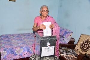  85 वर्ष से अधिक आयु के वरिष्ठ मतदाताओं ने होम वोटिंग कर लोकतंत्र में निभाई अपनी सहभागिता