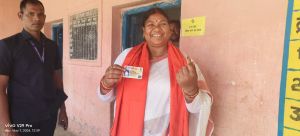  जशपुर विधायक रायमुनी भगत ने कवई  में किया मतदान 