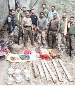  टिपागढ़ पहाड़ से पुलिस ने बरामद किया नक्सलियों का डंप