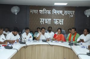  महापौर एजाज ढेबर ने पेयजल आपूर्ति पर पार्षदों से चर्चा की