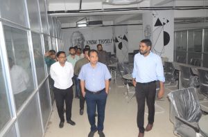 कलेक्टर डाॅ. गौरव सिंह ने मल्टीलेवल पार्किंग के आरंभ सेंटर का किया निरीक्षण