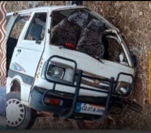 मारुति वेन पलटी,  पति-पत्नी सहित 9 लोग घायल