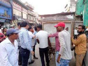   नगर निगम ने मुख्य मार्गो में अभियान चलाकर दुकानों में लगाये गये 35 डमी पुतले, 100 कैरेट, 60 विज्ञापन बोर्ड, 20 स्टैण्ड, 5 ठेले को किया जप्त  