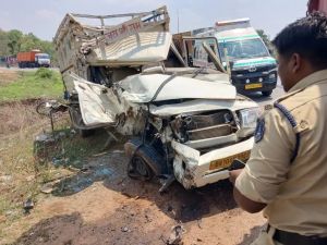 ट्रक और पिकअप वाहन में जोरदार भिड़ंत, तीन घायल