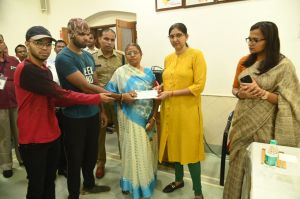 निर्वाचन कर्तव्य के दौरान मृत कर्मी के वैध उत्तराधिकारी को 15 लाख रूपए प्रतिकर राशि का भुगतान