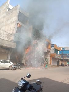 जगदलपुर में कपड़े की दुकान में लगी आग 