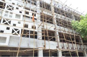  निर्माणाधीन शास्त्री बाजार परिसर के निरीक्षण के लिए पहुंचे कलेक्टर डॉ. गौरव कुमार सिंह